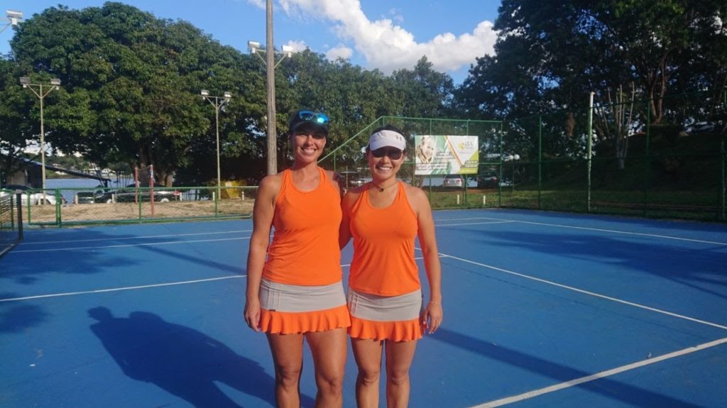 dupla feminina de tênis com uniforme igual