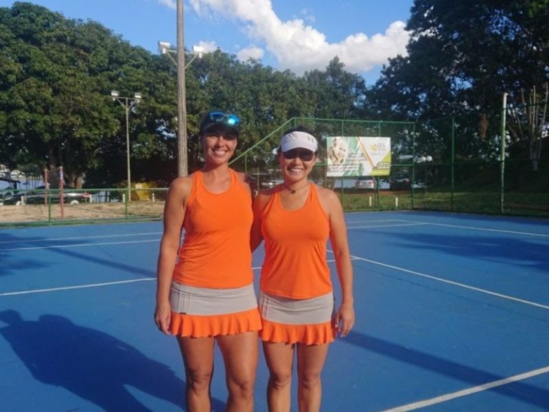 dupla feminina de tênis com uniforme igual